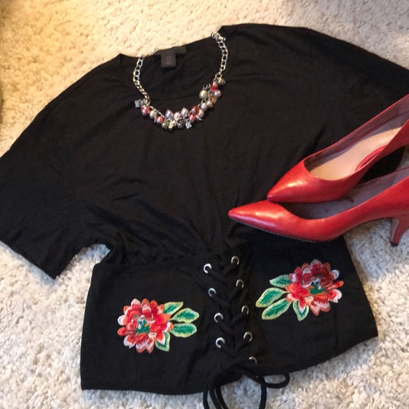 πΊHost PickπΊ Laced Up Embroidered Top - Picture 1 of 9